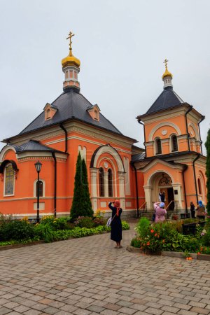 Foto de Kozelsk, Rusia - 17 de agosto de 2019: Templo de Transfiguración del Monasterio de Optina. Optina Pustyn (literalmente ermita de Opta) es un monasterio ortodoxo oriental cerca de Kozelsk en Rusia. - Imagen libre de derechos