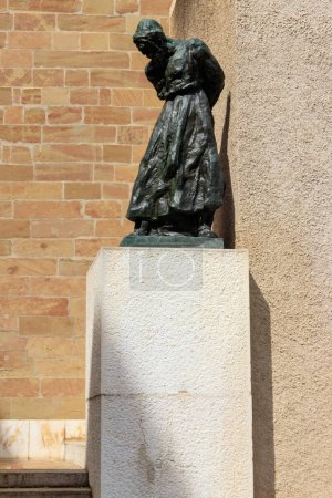 Téléchargez les photos : Genève, Suisse - 11 avril 2022 : Statue de Jérémie par le sculpteur suisse Rodo près de la cathédrale Saint-Pierre à Genève, Suisse - en image libre de droit