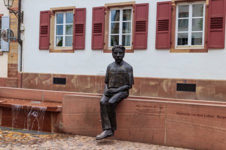 Téléchargez les photos : Strasbourg, France - 27 avril 2022 : Monument à Albert Schweitzer à Strasbourg, France - en image libre de droit