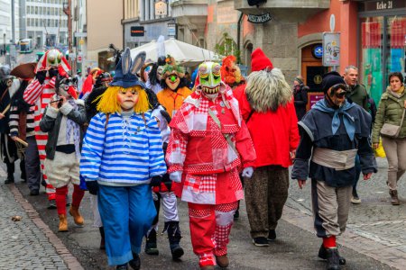 Téléchargez les photos : Bâle, Suisse - 28 février 2023 : Les participants au carnaval en costumes lors du défilé annuel traditionnel de carnaval à Bâle, Suisse - en image libre de droit