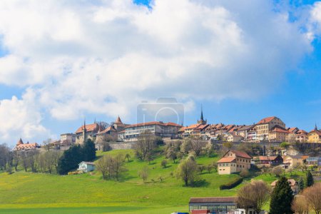 Blick auf die alte Schweizer Stadt Romont, erbaut auf einem Felsen, im Kanton Freiburg, Schweiz
