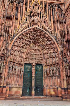 Portal des Straßburger Münsters oder der Kathedrale Unserer Lieben Frau von Straßburg in Straßburg, Frankreich