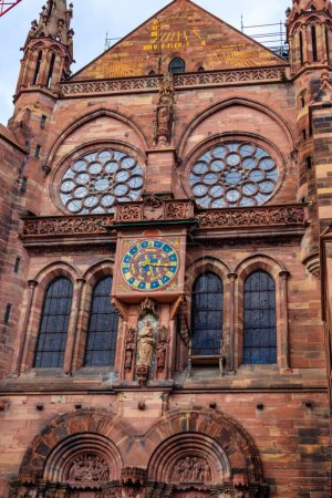 Astronomische Uhr außerhalb des Straßburger Münsters oder der Kathedrale Unserer Lieben Frau von Straßburg in Straßburg, Frankreich