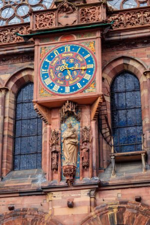 Astronomische Uhr außerhalb des Straßburger Münsters oder der Kathedrale Unserer Lieben Frau von Straßburg in Straßburg, Frankreich