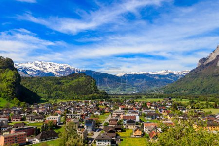 Blick auf Balzers Stadt und Alpen in Liechtenstein