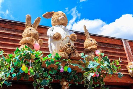 Téléchargez les photos : Décoration de Pâques avec lapins de Pâques et œufs de Pâques sur une maison - en image libre de droit