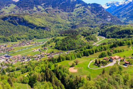 Vista panorámica de Meiringen, cerca de las cataratas de Reichenbach (Reichenbachfall) en los Alpes suizos en Suiza