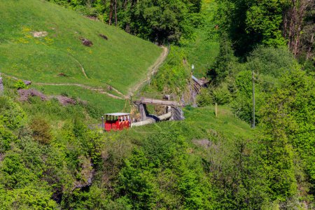 Téléchargez les photos : Funiculaire Reichenbachfall (Reichenbachfall-Bahn) de Willigen, près de Meiringen, aux célèbres chutes Reichenbach, Suisse - en image libre de droit