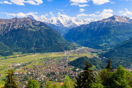 Vue aérienne à couper le souffle d'Interlaken et des Alpes suisses depuis le point de vue de Harder Kulm, Suisse