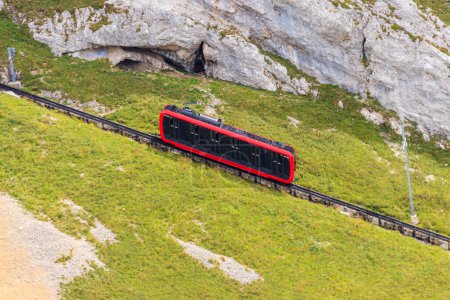 Tren Cogwheel subiendo a la cima del Monte Pilatus en Cantón Lucerna, Suiza. El ferrocarril de rueda dentada más empinado del mundo
