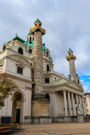 Iglesia de San Carlos (Karlskirche) en Viena, Austria
