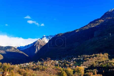 Hermoso paisaje otoñal en la región montañosa del Valle de Aosta en el noroeste de Italia