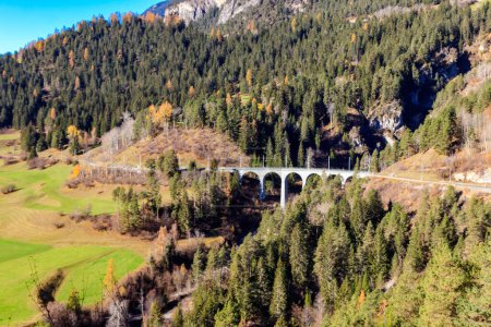 Téléchargez les photos : Vue du viaduc Landwasser, chemin de fer rhétien, Graubunden en Suisse - en image libre de droit