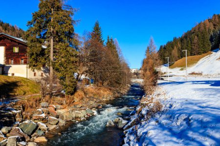 Vista del río invierno en los Alpes suizos, Suiza. Montaña nevada río paisaje