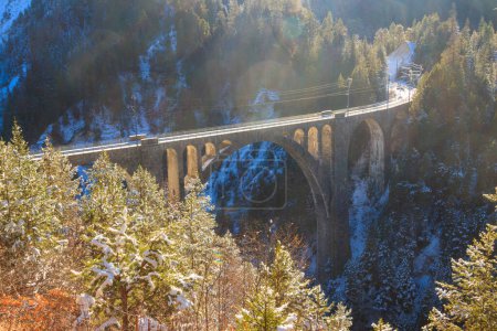 Blick auf Wiesen Viadukt, Rhätische Bahn, Graubünden im Winter