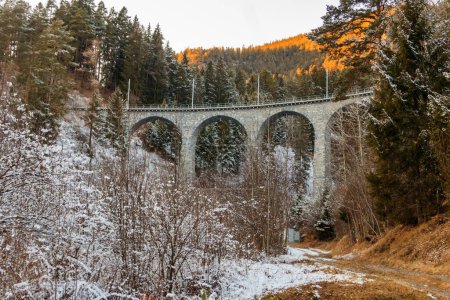 Téléchargez les photos : Vue du viaduc Landwasser, chemin de fer rhétien, Graubunden en Suisse en hiver - en image libre de droit