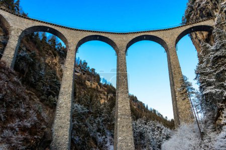 Téléchargez les photos : Vue du viaduc Landwasser, chemin de fer rhétien, Graubunden en Suisse en hiver - en image libre de droit