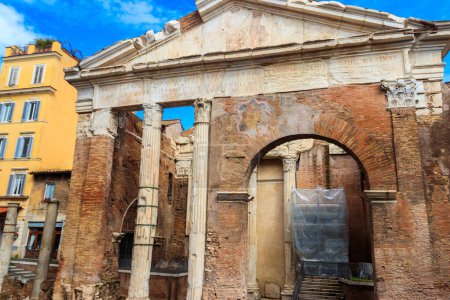 Pórtico de Octavia es una antigua estructura en Roma, Italia