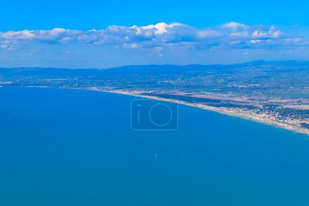 Vista desde un avión volador sobre la bahía de Fiumicino y el mar Tirreno, Italia