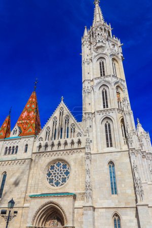 Kirche Mariä Himmelfahrt auf der Budaer Burg, besser bekannt als Matthiaskirche, ist eine katholische Kirche auf dem Dreifaltigkeitsplatz in Budapest, Ungarn