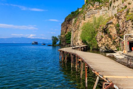 El puente de madera de los deseos a lo largo del lago Ohrid en Ohrid, Macedonia del Norte