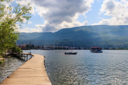 El puente de madera de los deseos a lo largo del lago Ohrid en Ohrid, Macedonia del Norte