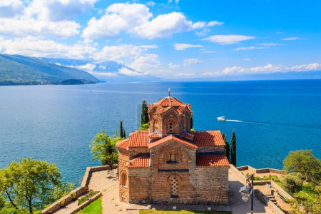 Vista de la Iglesia de San Juan en Kaneo y el Lago Ohrid en la ciudad de Ohrid, Macedonia del Norte