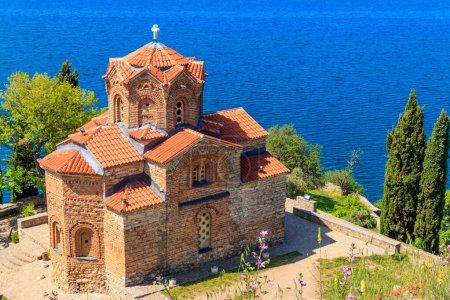 Vista de la Iglesia de San Juan en Kaneo y el Lago Ohrid en la ciudad de Ohrid, Macedonia del Norte