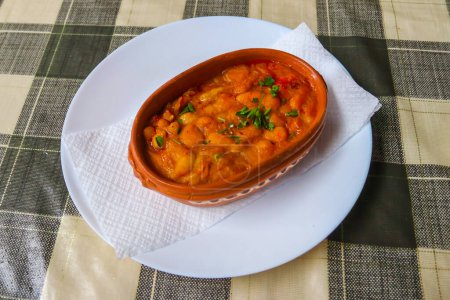 Tavche gravche (gebackene Bohnen) - traditionelles mazedonisches Gericht auf einem Tisch