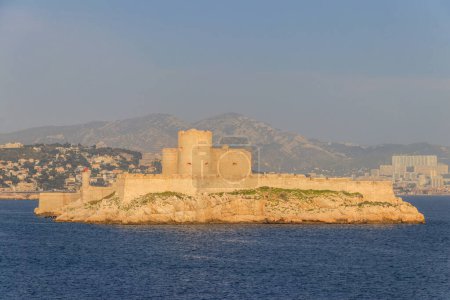 Vista del castillo de If, una antigua prisión real, en Marsella, Francia