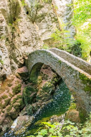 Alte kleine Steinbrücke über den Fluss bei Gorges de l 'Areuse, Schweiz