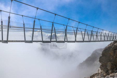 Foto de Puente colgante Titlis de acero que cruza la cima del glaciar Titlis en los Alpes Uri, Engelberg, Suiza. Puente colgante más alto de Europa - Imagen libre de derechos