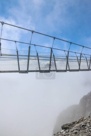 Puente colgante Titlis de acero que cruza la cima del glaciar Titlis en los Alpes Uri, Engelberg, Suiza. Puente colgante más alto de Europa