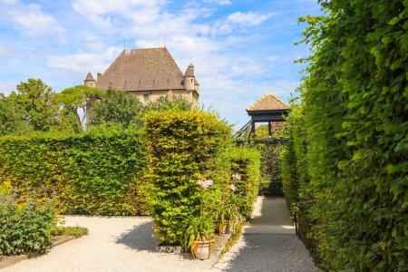 Castillo Yvoire y Jardín de los Cinco Sentidos en Yvoire, Francia