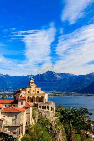 Vista del monasterio Madonna del Sasso y el lago Maggiore en Locarno, Suiza