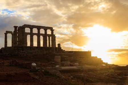 Griechenland Cape Sounio. Ruinen eines antiken Tempels von Poseidon, dem griechischen Gott des Meeres, bei Sonnenuntergang. Touristisches Wahrzeichen von Attika, Sounion, Griechenland