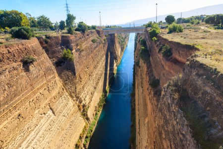 Der Kanal von Korinth ist ein Kanal, der den Golf von Korinth mit dem Saronischen Golf in der Ägäis in Griechenland verbindet