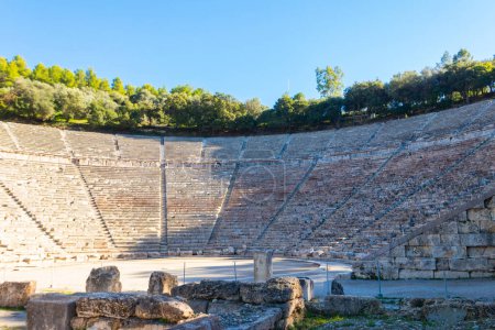 Foto de Antiguo Teatro de Epidauro es un teatro en la ciudad griega de Epidauro, situado en el extremo sureste del santuario dedicado al antiguo Dios griego de la medicina, Asclepio en el Peloponeso, Grecia - Imagen libre de derechos
