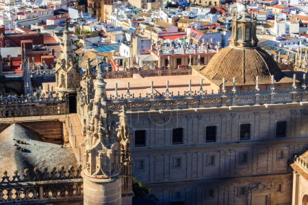 Vue de la Tour Giralda sur le toit et les flèches de la cathédrale de Séville avec la ville en vue à Séville, Espagne