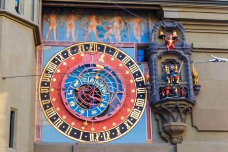 Nahaufnahme des Zifferblatts der Zytglogge-Turmuhr in der Altstadt von Bern, Schweiz