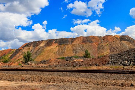 Foto de Vista de montones de escoria de cantera de mineral de hierro. Industria minera - Imagen libre de derechos