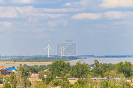 Windkraftanlagen in der Bucht von Dscharylhach am Schwarzen Meer in Lazurne, Ukraine. Erneuerbare Energien