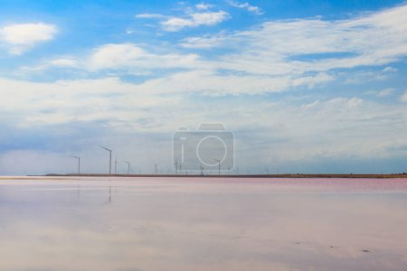 Windkraftanlagen an einem Ufer des rosafarbenen, salzigen Sywasch-Sees im Gebiet Cherson, Ukraine. Erneuerbare Energien