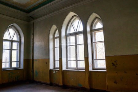 Interior del antiguo palacio abandonado de Sharovka, también conocido como Palacio del Azúcar en la región de Jarkov, Ucrania