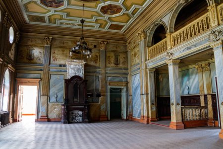 Interior del antiguo palacio abandonado de Sharovka, también conocido como Palacio del Azúcar en la región de Jarkov, Ucrania