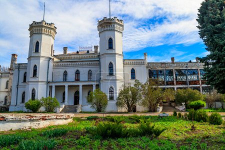 Palacio Sharovka en estilo neogótico, también conocido como Palacio del Azúcar en la región de Jarkov, Ucrania