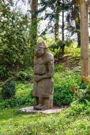 Antigua estatua de piedra del guerrero scythian en el parque de Krasnokutsk, región de Kharkiv, Ucrania