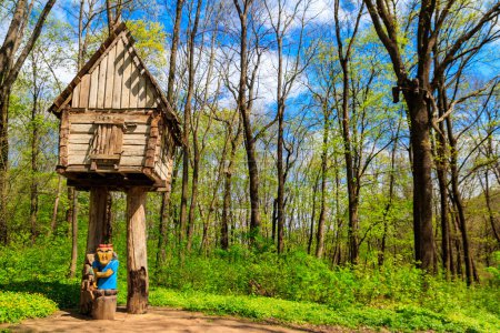 Casa de cuento de hadas de madera de Baba Yaga en el parque de Krasnokutsk, región de Kharkiv, Ucrania