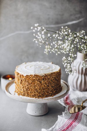 Téléchargez les photos : Gâteau sucré avec crème sur fond blanc. - en image libre de droit