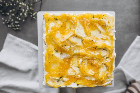 Téléchargez les photos : Gâteau au fromage au citron sur la plaque blanche, vue de dessus. - en image libre de droit